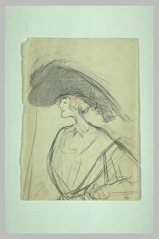 Femme vue en buste, de profil à gauche, cheveux roux, coiffée d'un chapeau, image 1/1