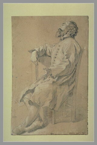 Homme assis sur une chaise, de profil à gauche, pieds croisés, image 1/1