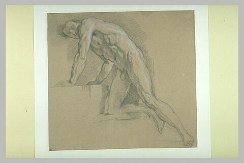 Homme nu, à demi agenouillé sur des degrés, tourné vers la gauche, image 1/1