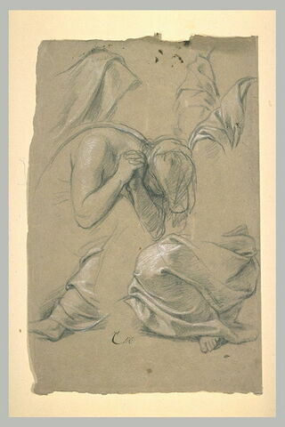 Femme assise, la tête penchée en avant, les mains croisées., image 1/1