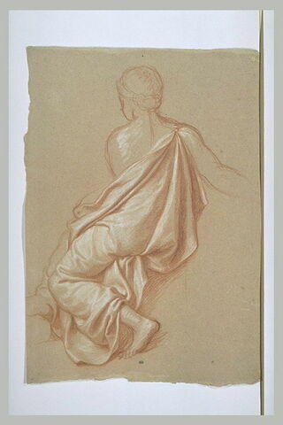 Femme drapée assise, vue de dos, les épaules nues, image 1/1