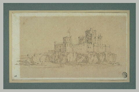 Château fort et ses remparts construits sur un promontoire entouré d'eau, image 1/1