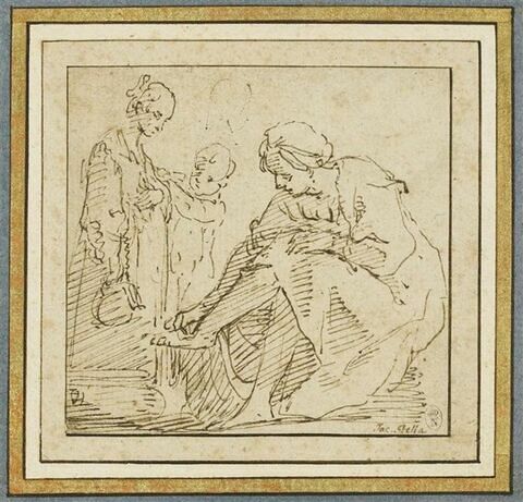 Une femme assise se lave un pied devant une autre femme et un enfant, image 1/3