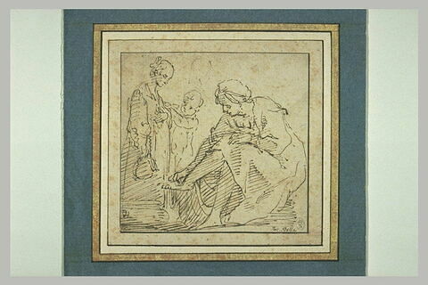 Une femme assise se lave un pied devant une autre femme et un enfant, image 3/3