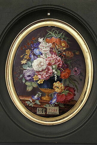 Vase de fleurs posé sur une table de marbre, image 1/1