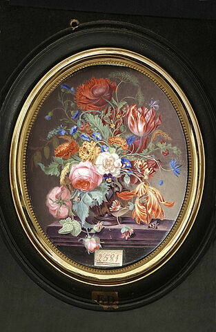 Vase de fleurs posé sur une table de marbre, image 1/1
