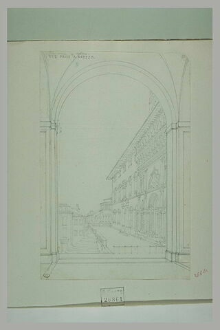 Arezzo : arc roman au delà duquel on aperçoit la façade d'un palais, image 1/1
