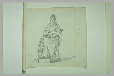 Jeune femme, assise, les pieds sur une chaufferette ; tête d'homme, image 1/1