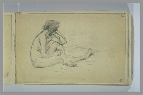 Femme nue assise par terre, de trois quarts à droite