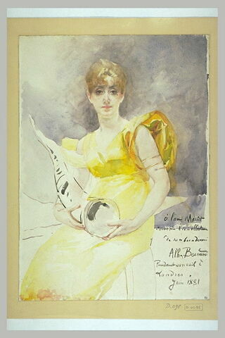Femme assise, de face, vêtue d'une robe jaune et tenant une corne, image 1/1