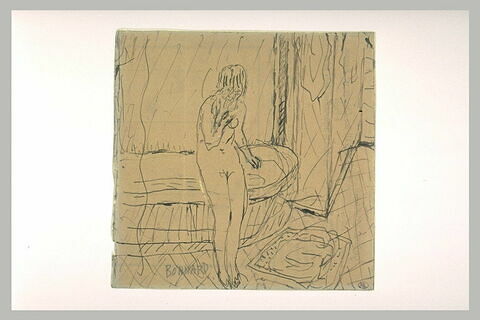 Femme nue debout devant une baignoire, à ses pieds, un tapis de bain