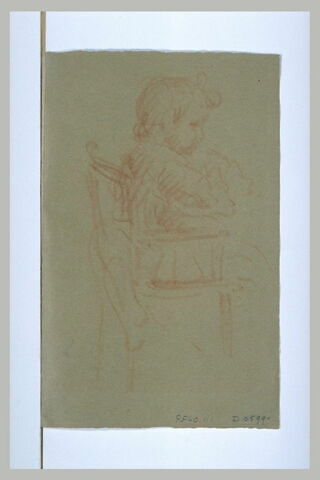 Jeune enfant assis sur une chaise haute, de profil, image 1/1