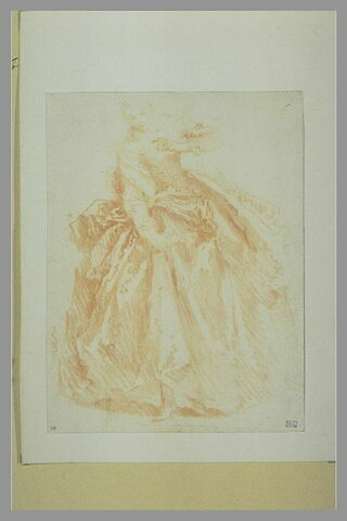 Femme, debout, le buste incliné, relevant sa robe de la main droite, image 1/1