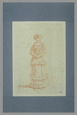 Femme vêtue d'une robe, debout, regardant vers la droite, image 1/1