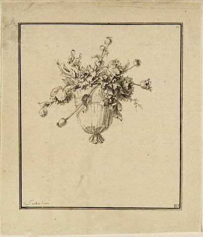 Pivoines, tulipe et pavots dans un vase drapé entouré d'un ruban, image 1/1