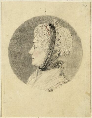 Portrait de femme de profil à gauche portant un bonnet, dans un médaillon, image 1/1