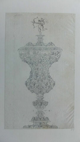 Vase en forme de calice avec arabesque, figurines, paysage, le couvercle est surmonté d'un amour tirant de l'arc, image 1/2