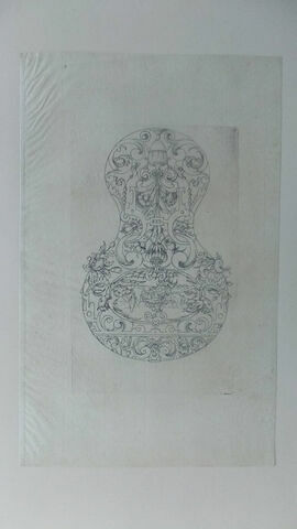 Ornement en forme de vase avec un bouquet de rinceau, paysage en bas, image 1/2