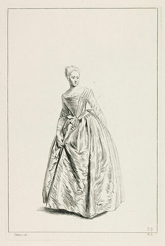 Femme de face regardant à droite, laissant tomber derrière elle le bras gauche et de la main droite relevant sa robe par devant