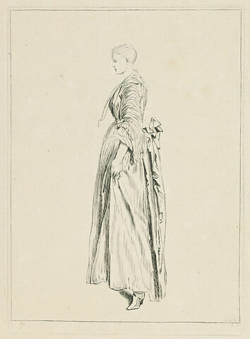 Jeune femme debout, vue de profil et tournée à gauche