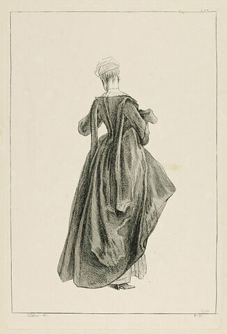 Femme en pied, vue de dos, tenant sous le bras sa jupe relevée