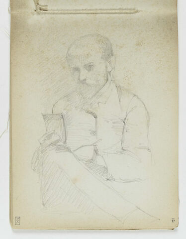 Homme assis de face, dessinant dans un carnet posé sur son genou