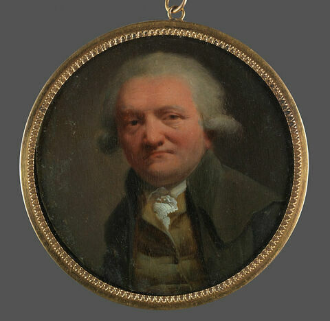 Portrait d'homme en buste, coiffé d'une perruque, manteau vert olive, gilet jaune et cravate blanche, image 1/1