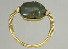 bague à chaton mobile ; bague à chaton cerclé ; bague en anneau à extrémités enroulées ; bague en anneau mince ; scarabée, image 2/2