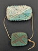 perle en pastille rectangulaire dentelée  ; amulette, image 3/5