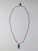 collier à pendentif ; perle tubulaire ; perle cylindrique annelée ; serviteur funéraire, image 1/2