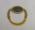 bague à axe à extrémités enroulées ; bague à chaton cerclé ; bague en anneau renflé ; scaraboïde, image 1/2