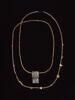 collier à pendentif ; figurine ; amulette ; perle tubulaire ; perle rondelle, image 1/15