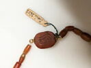 collier ; pendentif ; perle en olive à facettes ; amulette ; amulette ; perle fusiforme ; perle en pastille ovale dentelée ; scarabée, image 2/2