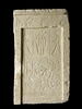 stèle rectangulaire à corniche ; stèle à trois registres, image 1/3