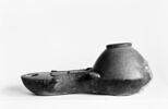 lampe à bec arrondi et volutes ; fragments, image 3/3