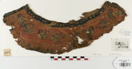 bande d'encolure ; fragment, image 1/2