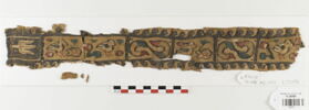 bande décorative d'habillement ; fragment, image 1/2
