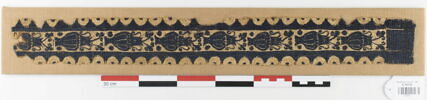 bande décorative d'habillement ; fragment, image 1/2