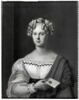 Portrait de femme tenant une lettre, image 7/7