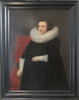 Portrait d'une femme âgée de cinquante-quatre ans, la main droite posée sur le bras d’un fauteuil, image 2/4