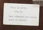 Une femme occupée à cacheter une lettre, image 4/6