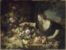 Femme prenant un fruit dans une coupe de fleurs et de fruits, image 4/4