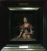 Portrait d'une jeune femme tenant un petit chien, sur fond agreste, image 3/4