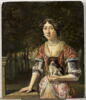 Portrait d'une jeune femme tenant un petit chien, sur fond agreste, image 1/4