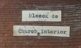 Intérieur d'église partiellement masqué par un rideau, image 4/9