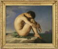 Jeune homme nu assis au bord de la mer, image 2/4