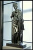 Jeune fille romaine ajustant son manteau, image 1/2