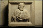 Prophète ou apôtre barbu, de face, tenant un livre dans sa main gauche, image 3/4