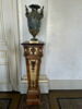 Vase en forme d'urne avec anses en forme de serpent et guirlande de fleurs, image 2/2