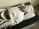 Charles V roi de France (+ 1380) tenant le sac contenant ses entrailles, image 2/14